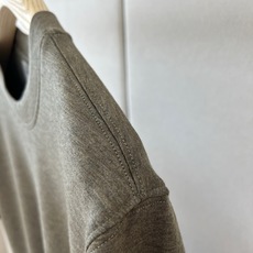 Loro Piana诺悠翩雅、2026秋冬新品精纺短袖T恤。 终于找到不显壮的基础T! 低饱和色调太对味,静奢通勤风直接 Loro Piana诺悠翩雅、2026秋冬新品精纺短袖T恤。 终于找到不显壮的基础T! 低饱和色调太对味,静奢通勤风直接