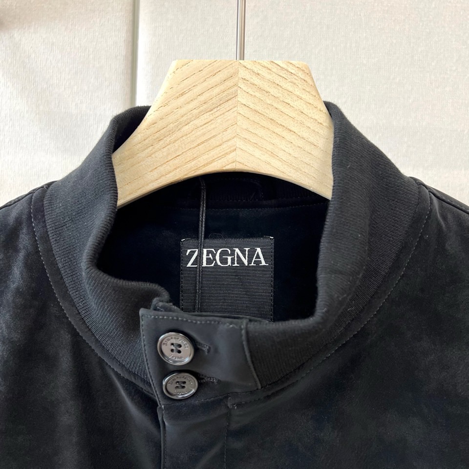 Zegna杰尼亚、26秋冬新品麂皮夹克。 棒球领+双排纽扣的设计,整体是经典的哈灵顿夹克版型,麂皮绒面带来一种哑光质 Zegna杰尼亚、26秋冬新品麂皮夹克。 棒球领+双排纽扣的设计,整体是经典的哈灵顿夹克版型,麂皮绒面带来一种哑光质