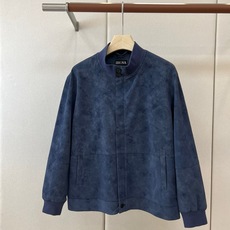 Zegna杰尼亚、26秋冬新品麂皮夹克。 棒球领+双排纽扣的设计,整体是经典的哈灵顿夹克版型,麂皮绒面带来一种哑光质 Zegna杰尼亚、26秋冬新品麂皮夹克。 棒球领+双排纽扣的设计,整体是经典的哈灵顿夹克版型,麂皮绒面带来一种哑光质