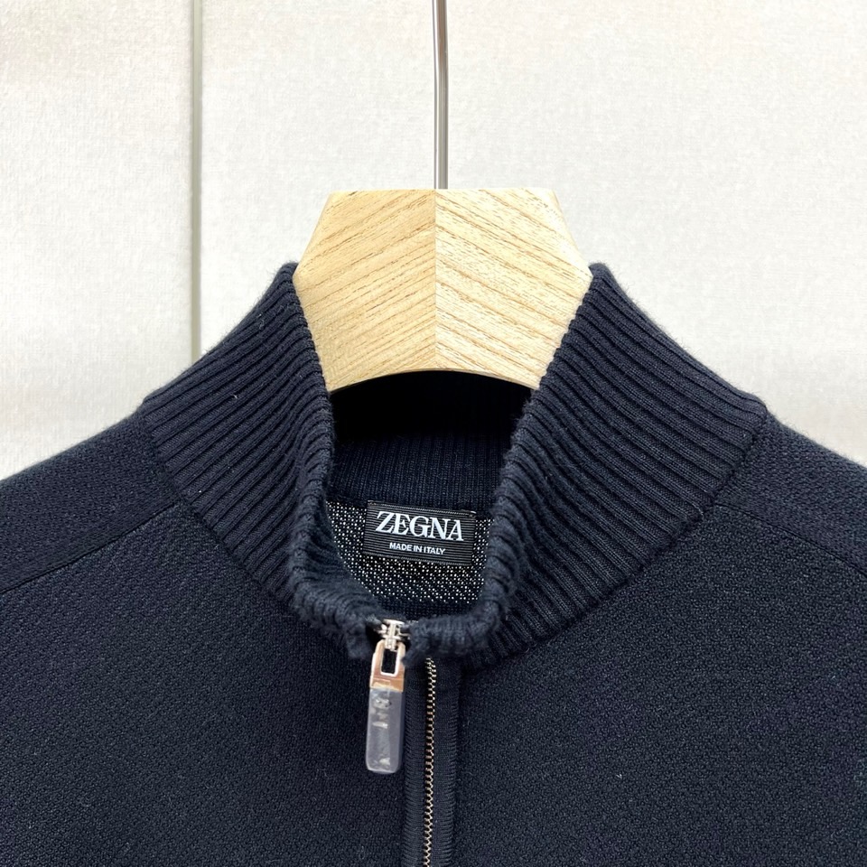 Zegna杰尼亚、2026新品慵懒风针织衫 谁穿谁显贵的高智感神器,这件立领开衫真的太对味了! 精准定位“慵懒风”与“雅 Zegna杰尼亚、2026新品慵懒风针织衫 谁穿谁显贵的高智感神器,这件立领开衫真的太对味了! 精准定位“慵懒风”与“雅