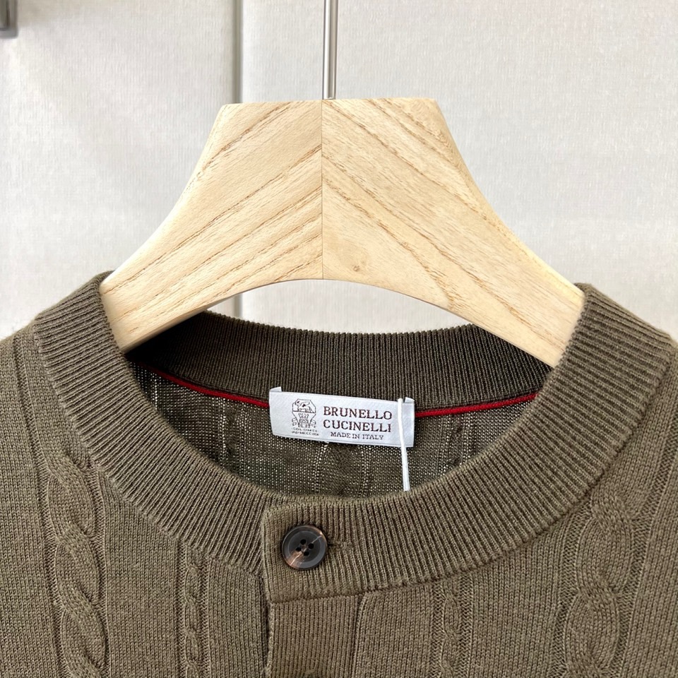 Brunello Cucinelli-BC、2026秋冬新品意式麻花亨利领针织衫。 早秋质感天花板，这件真的谁穿谁帅！ 