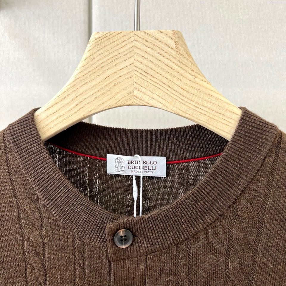 Brunello Cucinelli-BC、2026秋冬新品意式麻花亨利领针织衫。 早秋质感天花板，这件真的谁穿谁帅！ 