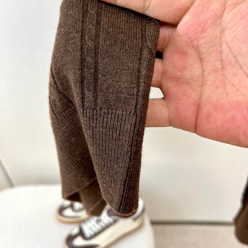 Brunello Cucinelli-BC、2026秋冬新品意式麻花亨利领针织衫。 早秋质感天花板，这件真的谁穿谁帅！ 