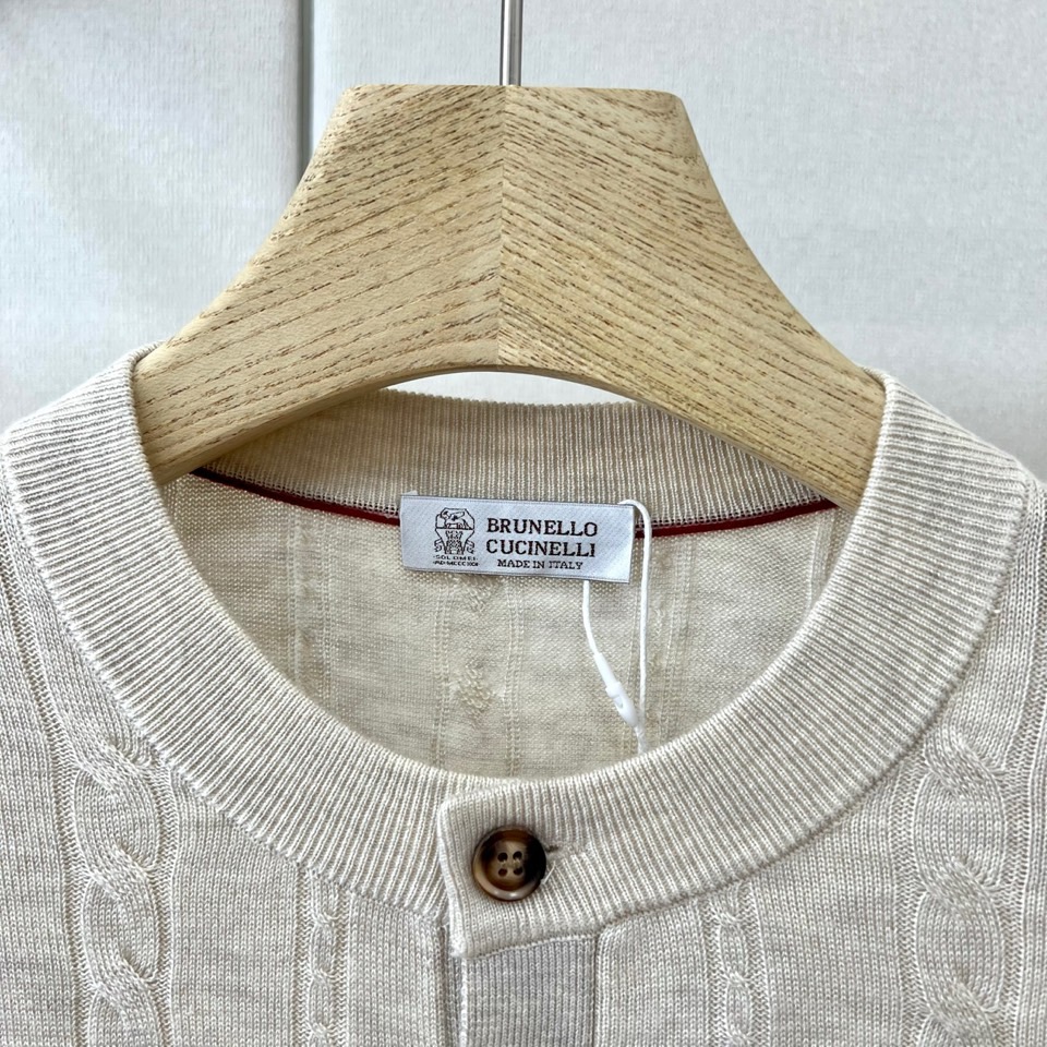 Brunello Cucinelli-BC、2026秋冬新品意式麻花亨利领针织衫。 早秋质感天花板，这件真的谁穿谁帅！ 