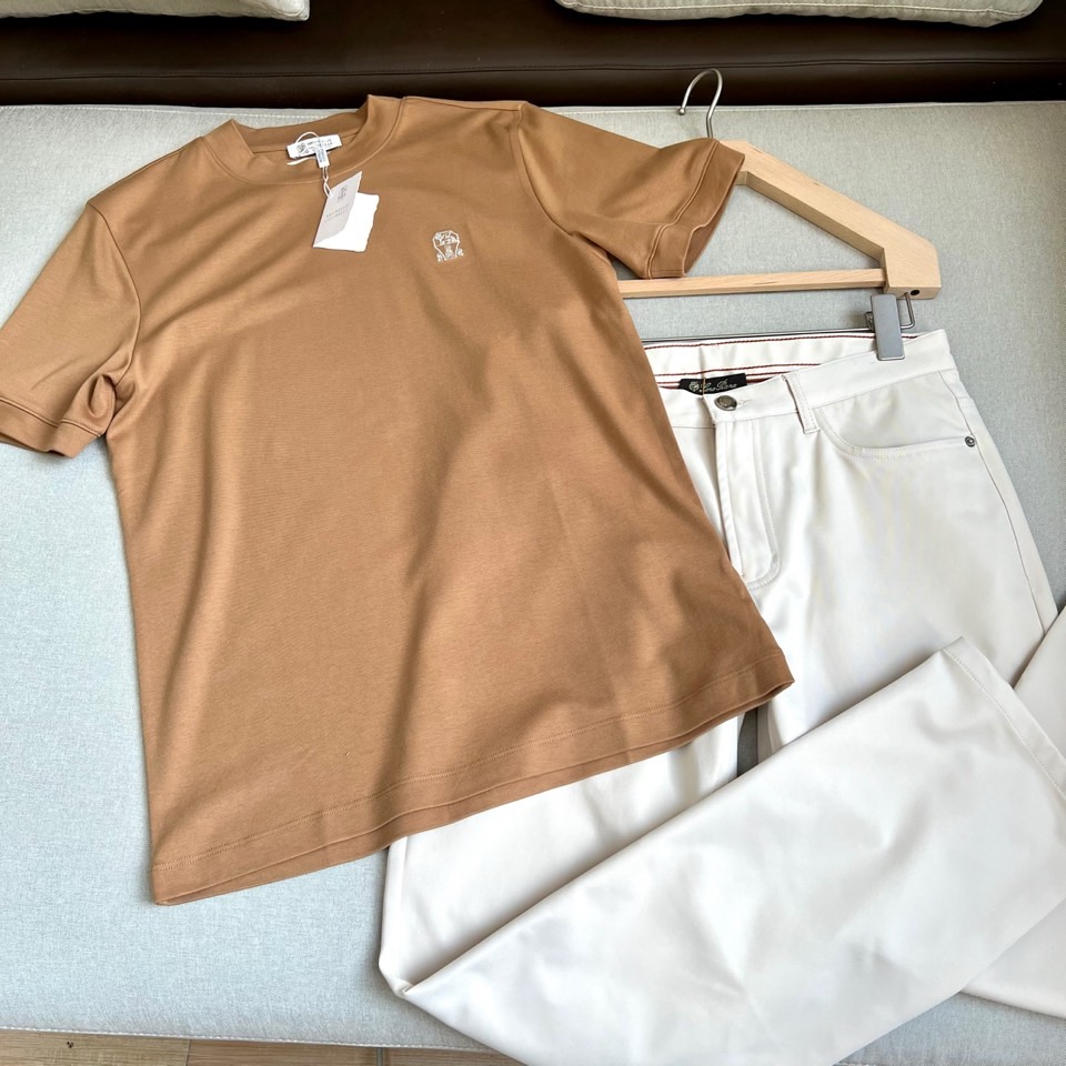 Brunello Cucinelli-BC、2026秋冬新品极简小标款T恤。 冬日衣橱打底的终极答案，就是这件！ 极简轻