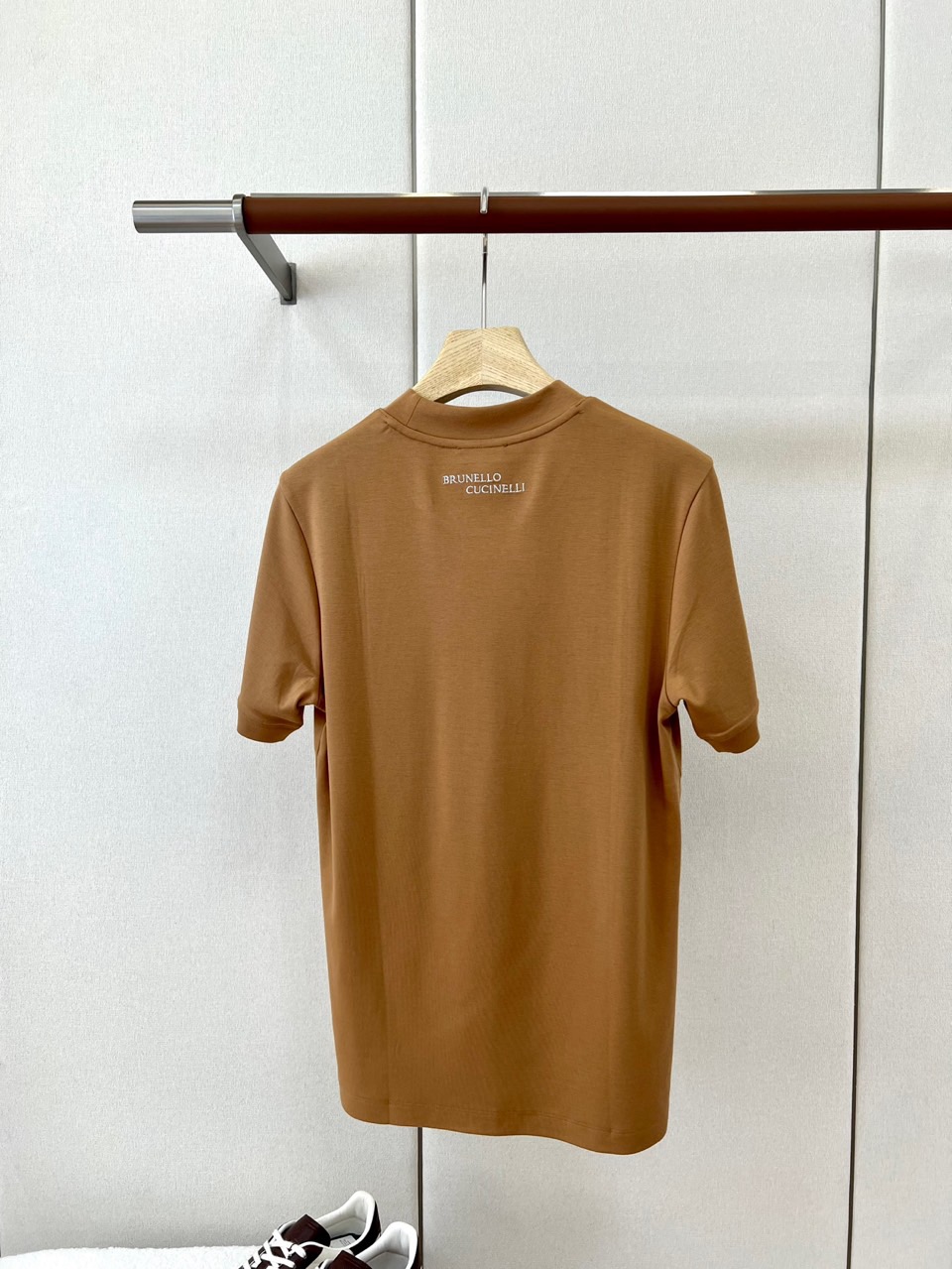 Brunello Cucinelli-BC、2026秋冬新品极简小标款T恤。 冬日衣橱打底的终极答案，就是这件！ 极简轻