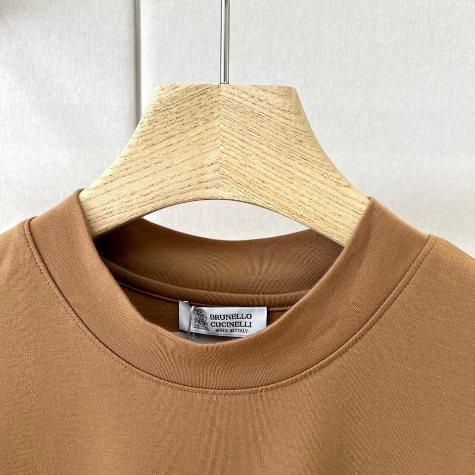 Brunello Cucinelli-BC、2026秋冬新品极简小标款T恤。 冬日衣橱打底的终极答案，就是这件！ 极简轻