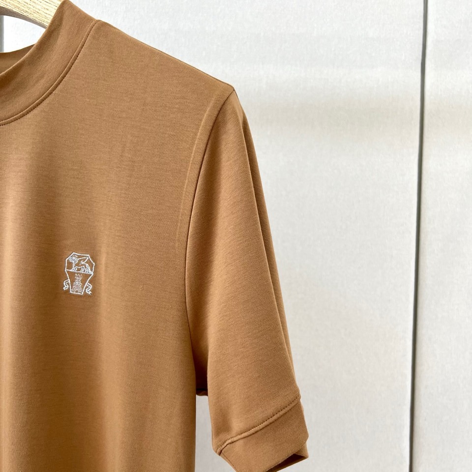 Brunello Cucinelli-BC、2026秋冬新品极简小标款T恤。 冬日衣橱打底的终极答案，就是这件！ 极简轻