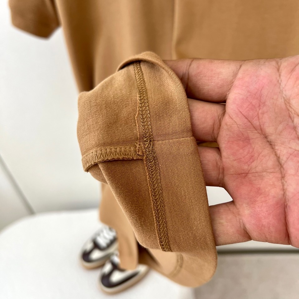 Brunello Cucinelli-BC、2026秋冬新品极简小标款T恤。 冬日衣橱打底的终极答案，就是这件！ 极简轻