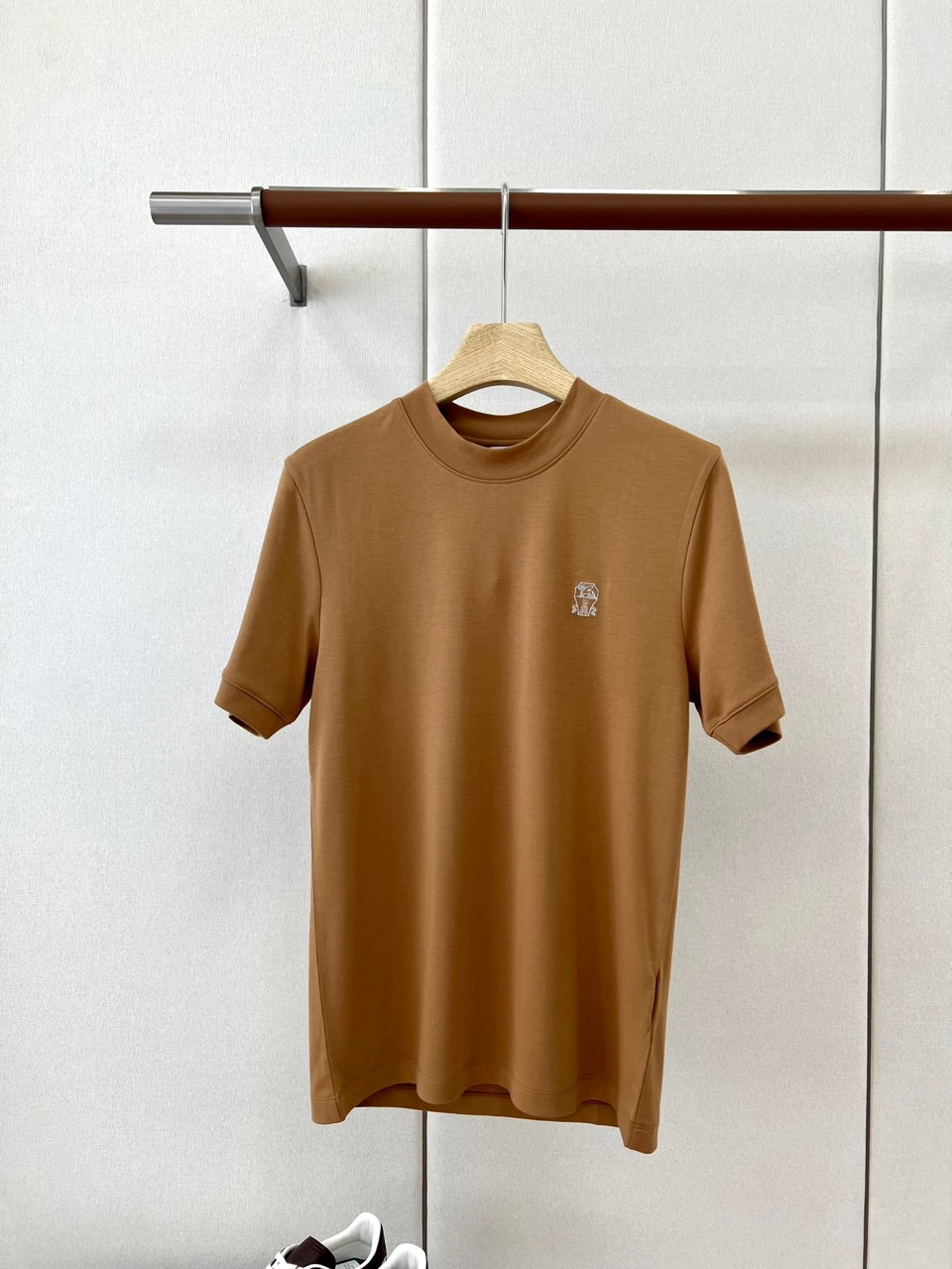 Brunello Cucinelli-BC、2026秋冬新品极简小标款T恤。 冬日衣橱打底的终极答案，就是这件！ 极简轻