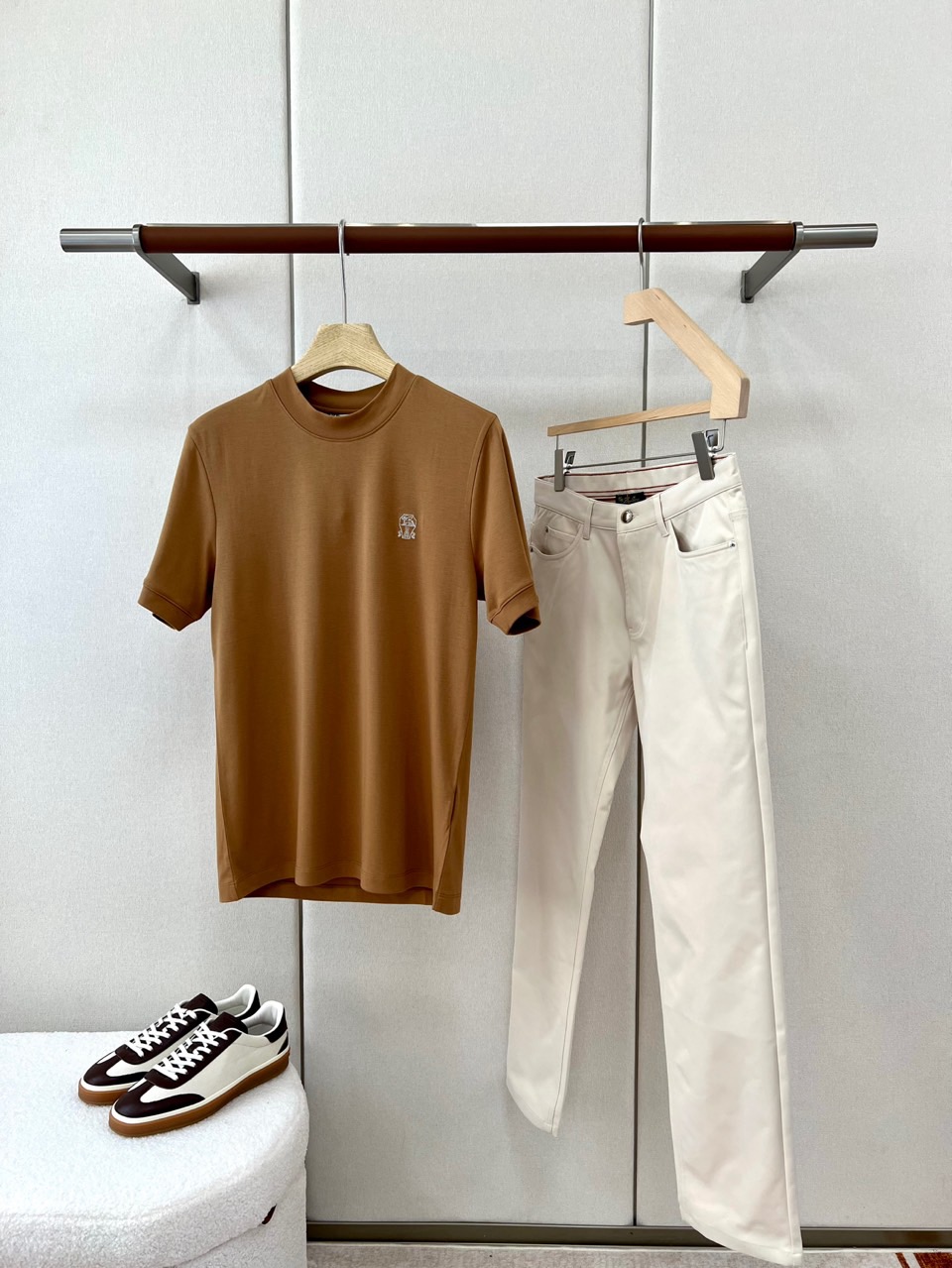 Brunello Cucinelli-BC、2026秋冬新品极简小标款T恤。 冬日衣橱打底的终极答案，就是这件！ 极简轻