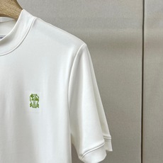 Brunello Cucinelli-BC、2026秋冬新品极简小标款T恤。 冬日衣橱打底的终极答案,就是这件! 极简轻 Brunello Cucinelli-BC、2026秋冬新品极简小标款T恤。 冬日衣橱打底的终极答案,就是这件! 极简轻