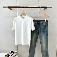 Brunello Cucinelli-BC、2026秋冬新品极简小标款T恤。 冬日衣橱打底的终极答案,就是这件! 极简轻 Brunello Cucinelli-BC、2026秋冬新品极简小标款T恤。 冬日衣橱打底的终极答案,就是这件! 极简轻