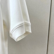 Brunello Cucinelli-BC、2026秋冬新品极简小标款T恤。 冬日衣橱打底的终极答案,就是这件! 极简轻 Brunello Cucinelli-BC、2026秋冬新品极简小标款T恤。 冬日衣橱打底的终极答案,就是这件! 极简轻