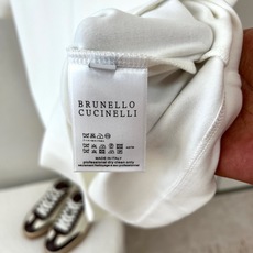 Brunello Cucinelli-BC、2026秋冬新品极简小标款T恤。 冬日衣橱打底的终极答案,就是这件! 极简轻 Brunello Cucinelli-BC、2026秋冬新品极简小标款T恤。 冬日衣橱打底的终极答案,就是这件! 极简轻