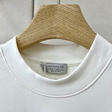 Brunello Cucinelli-BC、2026秋冬新品极简小标款T恤。 冬日衣橱打底的终极答案,就是这件! 极简轻 Brunello Cucinelli-BC、2026秋冬新品极简小标款T恤。 冬日衣橱打底的终极答案,就是这件! 极简轻