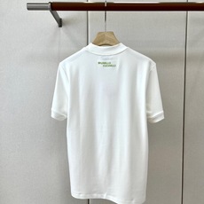 Brunello Cucinelli-BC、2026秋冬新品极简小标款T恤。 冬日衣橱打底的终极答案,就是这件! 极简轻 Brunello Cucinelli-BC、2026秋冬新品极简小标款T恤。 冬日衣橱打底的终极答案,就是这件! 极简轻