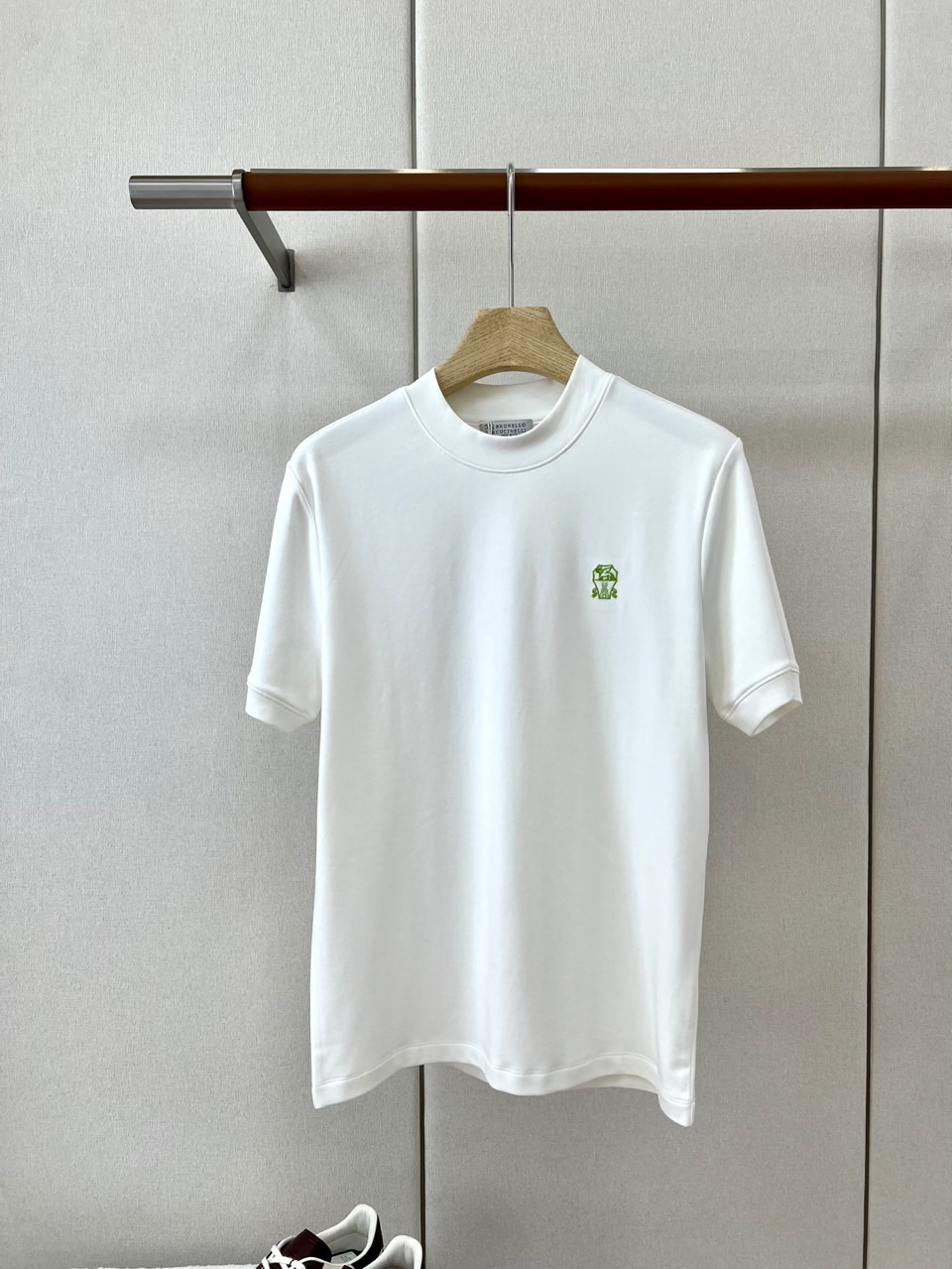 Brunello Cucinelli-BC、2026秋冬新品极简小标款T恤。 冬日衣橱打底的终极答案，就是这件！ 极简轻