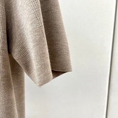 Loro Piana诺悠翩雅、2026秋冬新品意式拉链针织Polo衫。 秋冬终于有件能撑场面的打底衫! 低饱和色调,自带 Loro Piana诺悠翩雅、2026秋冬新品意式拉链针织Polo衫。 秋冬终于有件能撑场面的打底衫! 低饱和色调,自带