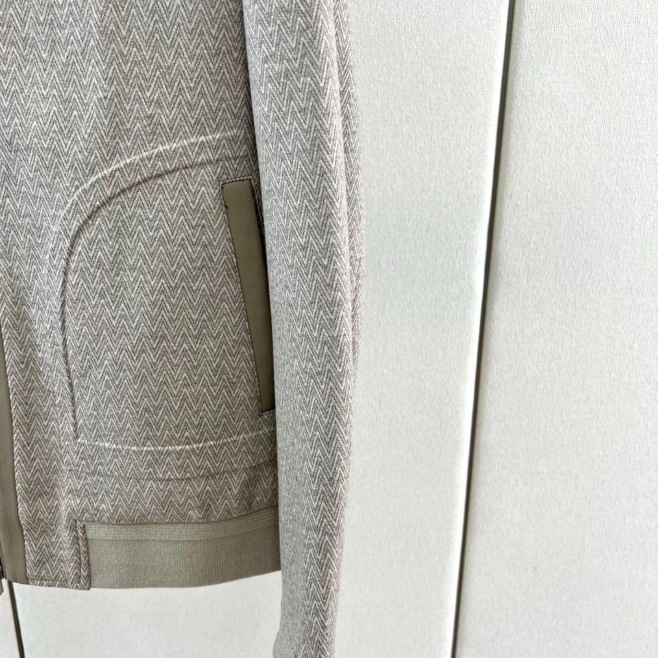 Brunello Cucinelli-BC、2026秋冬新品人字纹羊毛夹克外套。 秋冬衣橱的“质感杀手”，这件真的藏不住