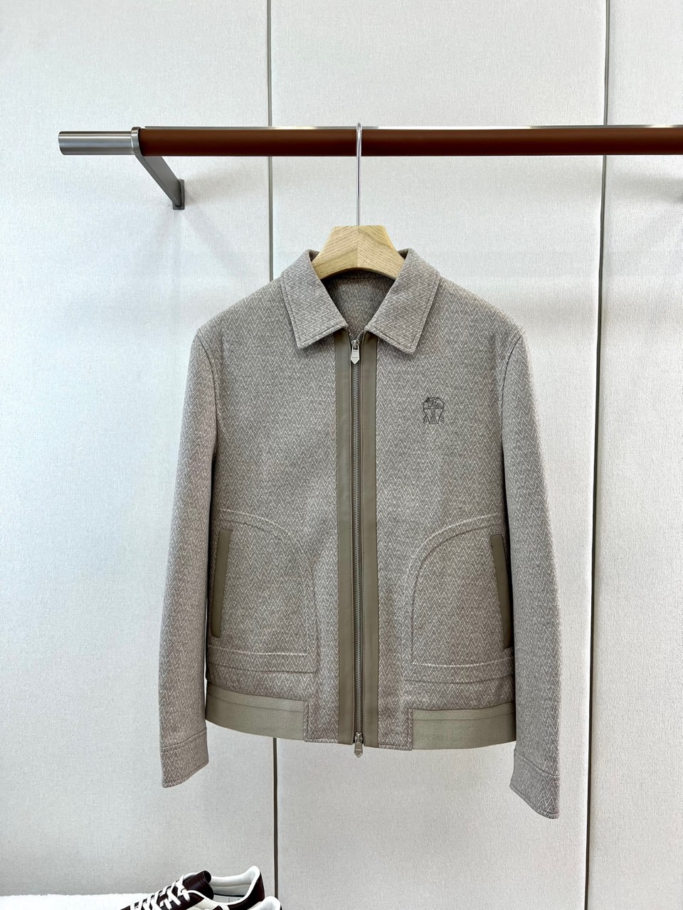 Brunello Cucinelli-BC、2026秋冬新品人字纹羊毛夹克外套。 秋冬衣橱的“质感杀手”，这件真的藏不住