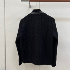 Brunello Cucinelli-BC、2026秋冬新品高定感立领绒面夹克外套。 秋冬季的质感,这件直接拉满! 兼具 Brunello Cucinelli-BC、2026秋冬新品高定感立领绒面夹克外套。 秋冬季的质感,这件直接拉满! 兼具