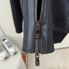 Brunello Cucinelli-BC、2026秋冬新品高定感立领绒面夹克外套。 秋冬季的质感,这件直接拉满! 兼具 Brunello Cucinelli-BC、2026秋冬新品高定感立领绒面夹克外套。 秋冬季的质感,这件直接拉满! 兼具