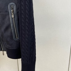 Brunello Cucinelli-BC、2026秋冬新品高定感立领绒面夹克外套。 秋冬季的质感,这件直接拉满! 兼具 Brunello Cucinelli-BC、2026秋冬新品高定感立领绒面夹克外套。 秋冬季的质感,这件直接拉满! 兼具