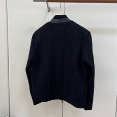 Brunello Cucinelli-BC、2026秋冬新品高定感立领绒面夹克外套。 秋冬季的质感,这件直接拉满! 兼具 Brunello Cucinelli-BC、2026秋冬新品高定感立领绒面夹克外套。 秋冬季的质感,这件直接拉满! 兼具