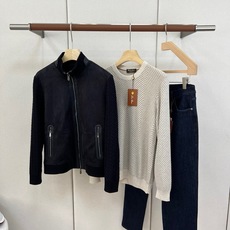 Brunello Cucinelli-BC、2026秋冬新品高定感立领绒面夹克外套。 秋冬季的质感,这件直接拉满! 兼具 Brunello Cucinelli-BC、2026秋冬新品高定感立领绒面夹克外套。 秋冬季的质感,这件直接拉满! 兼具