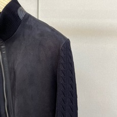 Brunello Cucinelli-BC、2026秋冬新品高定感立领绒面夹克外套。 秋冬季的质感,这件直接拉满! 兼具 Brunello Cucinelli-BC、2026秋冬新品高定感立领绒面夹克外套。 秋冬季的质感,这件直接拉满! 兼具