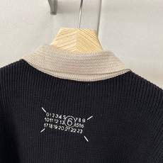 Maison margiel马吉拉、2026秋冬新品经典四角缝线针织开衫。 这件真的谁穿谁帅! 宽松落肩版型对身材包容度 Maison margiel马吉拉、2026秋冬新品经典四角缝线针织开衫。 这件真的谁穿谁帅! 宽松落肩版型对身材包容度