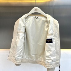 1v威登、2026秋冬新品经典压花立领夹克外套。 秋天的质感,这件直接拉满! 满身经典压花纹理低调显贵,立领设计拉长颈部 1v威登、2026秋冬新品经典压花立领夹克外套。 秋天的质感,这件直接拉满! 满身经典压花纹理低调显贵,立领设计拉长颈部