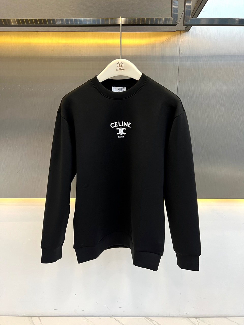 Celine赛琳、2026秋冬新品极简圆领卫衣。 早秋高级感，一件就够！ 版型挺括微阔，完美修饰肩背线条，微胖也能穿出利