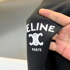 Celine赛琳、2026秋冬新品极简圆领卫衣。 早秋高级感,一件就够! 版型挺括微阔,完美修饰肩背线条,微胖也能穿出利 Celine赛琳、2026秋冬新品极简圆领卫衣。 早秋高级感,一件就够! 版型挺括微阔,完美修饰肩背线条,微胖也能穿出利