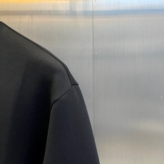 Celine赛琳、2026秋冬新品极简圆领卫衣。 早秋高级感,一件就够! 版型挺括微阔,完美修饰肩背线条,微胖也能穿出利 Celine赛琳、2026秋冬新品极简圆领卫衣。 早秋高级感,一件就够! 版型挺括微阔,完美修饰肩背线条,微胖也能穿出利