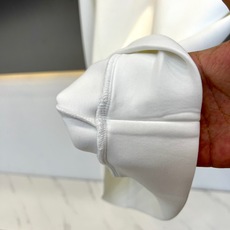Celine赛琳、2026秋冬新品极简圆领卫衣。 早秋高级感,一件就够! 版型挺括微阔,完美修饰肩背线条,微胖也能穿出利 Celine赛琳、2026秋冬新品极简圆领卫衣。 早秋高级感,一件就够! 版型挺括微阔,完美修饰肩背线条,微胖也能穿出利