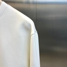 Celine赛琳、2026秋冬新品极简圆领卫衣。 早秋高级感,一件就够! 版型挺括微阔,完美修饰肩背线条,微胖也能穿出利 Celine赛琳、2026秋冬新品极简圆领卫衣。 早秋高级感,一件就够! 版型挺括微阔,完美修饰肩背线条,微胖也能穿出利
