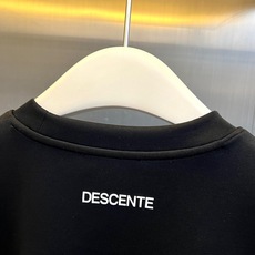 DESCENTE迪桑特、2026秋冬新品基础圆领卫衣。 秋冬衣橱的“定海神针”,这件真的谁穿谁帅! 极简纯色配三箭标,运 DESCENTE迪桑特、2026秋冬新品基础圆领卫衣。 秋冬衣橱的“定海神针”,这件真的谁穿谁帅! 极简纯色配三箭标,运