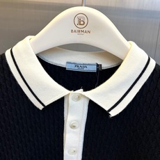 Prada普拉、菱格半拉链针织Polo 极简智性风,高级米白底色自带温柔质感,全身菱格纹理肌理搭配黑白撞色翻领与下摆条纹 Prada普拉、菱格半拉链针织Polo 极简智性风,高级米白底色自带温柔质感,全身菱格纹理肌理搭配黑白撞色翻领与下摆条纹