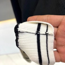 Prada普拉、菱格半拉链针织Polo 极简智性风,高级米白底色自带温柔质感,全身菱格纹理肌理搭配黑白撞色翻领与下摆条纹 Prada普拉、菱格半拉链针织Polo 极简智性风,高级米白底色自带温柔质感,全身菱格纹理肌理搭配黑白撞色翻领与下摆条纹