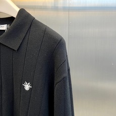 Dior迪奥、蜜蜂半拉链针织Polo 极简智性风,高级米白底色自带温柔质感,半拉链翻领搭配竖向坑条肌理,利落又克制。微阔 Dior迪奥、蜜蜂半拉链针织Polo 极简智性风,高级米白底色自带温柔质感,半拉链翻领搭配竖向坑条肌理,利落又克制。微阔