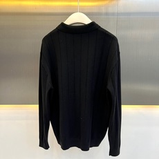 Dior迪奥、蜜蜂半拉链针织Polo 极简智性风,高级米白底色自带温柔质感,半拉链翻领搭配竖向坑条肌理,利落又克制。微阔 Dior迪奥、蜜蜂半拉链针织Polo 极简智性风,高级米白底色自带温柔质感,半拉链翻领搭配竖向坑条肌理,利落又克制。微阔