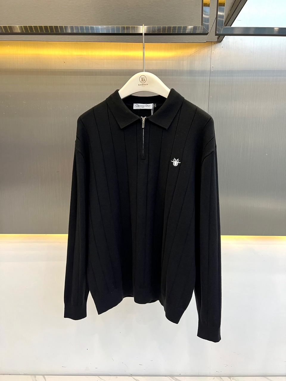 Dior迪奥、蜜蜂半拉链针织Polo 极简智性风，高级米白底色自带温柔质感，半拉链翻领搭配竖向坑条肌理，利落又克制。微阔