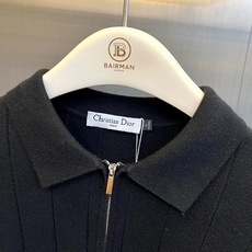 Dior迪奥、蜜蜂半拉链针织Polo 极简智性风,高级米白底色自带温柔质感,半拉链翻领搭配竖向坑条肌理,利落又克制。微阔 Dior迪奥、蜜蜂半拉链针织Polo 极简智性风,高级米白底色自带温柔质感,半拉链翻领搭配竖向坑条肌理,利落又克制。微阔