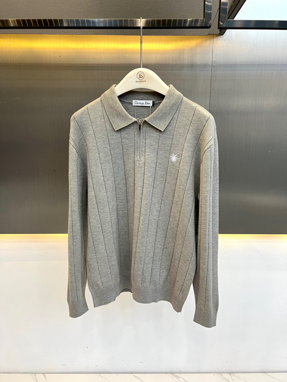 Dior迪奥、蜜蜂半拉链针织Polo 极简智性风，高级米白底色自带温柔质感，半拉链翻领搭配竖向坑条肌理，利落又克制。微阔