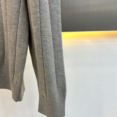 Dior迪奥、蜜蜂半拉链针织Polo 极简智性风,高级米白底色自带温柔质感,半拉链翻领搭配竖向坑条肌理,利落又克制。微阔 Dior迪奥、蜜蜂半拉链针织Polo 极简智性风,高级米白底色自带温柔质感,半拉链翻领搭配竖向坑条肌理,利落又克制。微阔