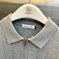 Dior迪奥、蜜蜂半拉链针织Polo 极简智性风,高级米白底色自带温柔质感,半拉链翻领搭配竖向坑条肌理,利落又克制。微阔 Dior迪奥、蜜蜂半拉链针织Polo 极简智性风,高级米白底色自带温柔质感,半拉链翻领搭配竖向坑条肌理,利落又克制。微阔