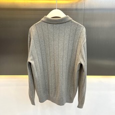 Dior迪奥、蜜蜂半拉链针织Polo 极简智性风,高级米白底色自带温柔质感,半拉链翻领搭配竖向坑条肌理,利落又克制。微阔 Dior迪奥、蜜蜂半拉链针织Polo 极简智性风,高级米白底色自带温柔质感,半拉链翻领搭配竖向坑条肌理,利落又克制。微阔
