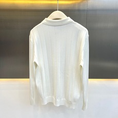 Dior迪奥、蜜蜂半拉链针织Polo 极简智性风,高级米白底色自带温柔质感,半拉链翻领搭配竖向坑条肌理,利落又克制。微阔 Dior迪奥、蜜蜂半拉链针织Polo 极简智性风,高级米白底色自带温柔质感,半拉链翻领搭配竖向坑条肌理,利落又克制。微阔